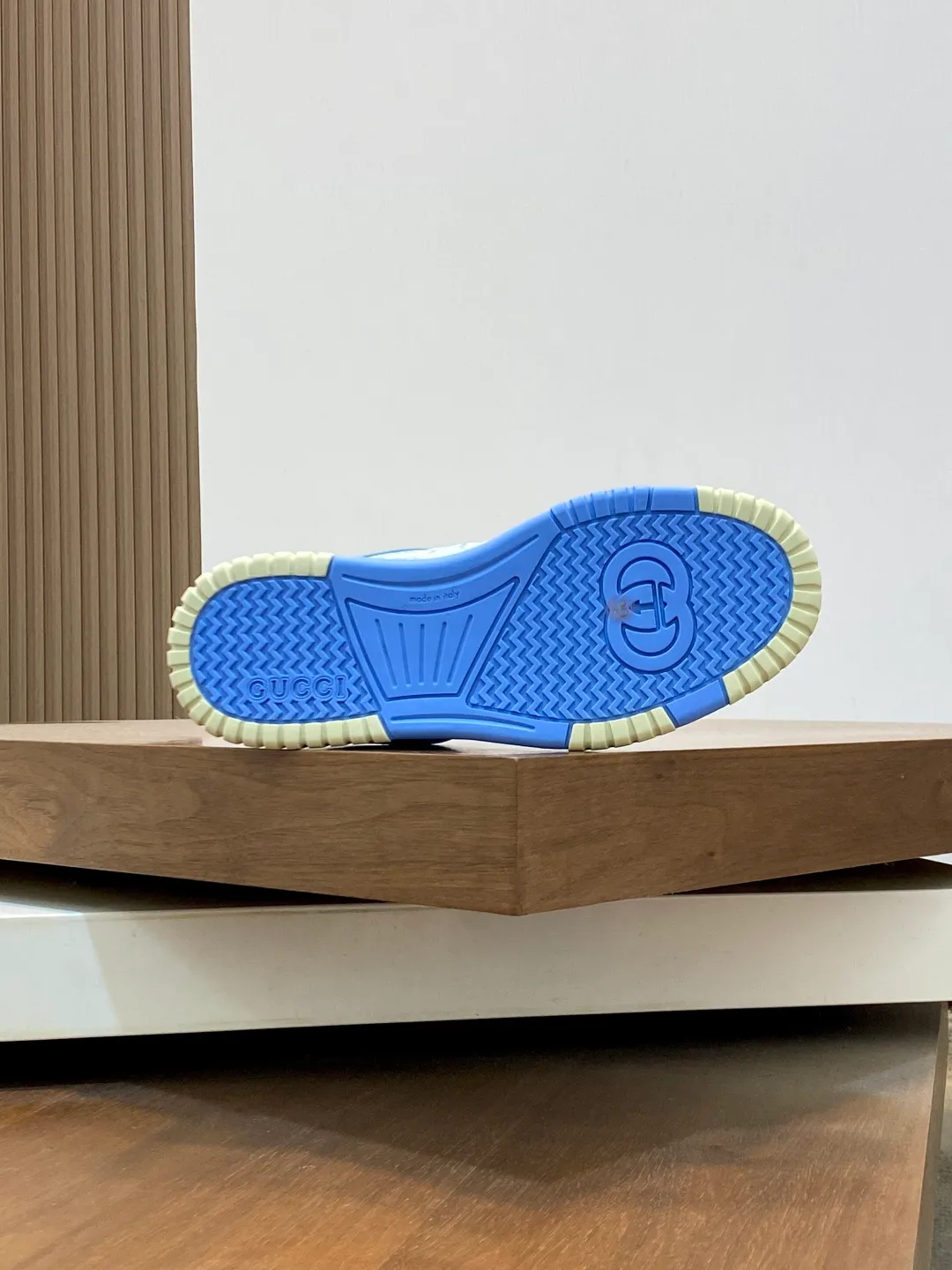 Men's Shoes 💰660 𝐆𝐮𝐜𝐜𝐢 𝐑𝐞-𝐖𝐞𝐛 As the first sneaker created by Sabato De Sarno for Gucci, the Re-Web series reinterprets the brand's classic stripes and sets off the modern silhouette design with bold and unique details. These shoes are crafted from white leather. This new sneaker is ingeniously decorated with many of the brand's classic details, and is equipped with a bright red and green webbing tongue, which will make people fall in love at first sight. White leather treated with a special process for softness and luster, with an embossed grainy texture. Script Gucci logo and interlocking G web label with Interlocking G and script Gucci logo. Rubber outsole with interlocking G detail eyelets. Web tongue. Size: 39-44 (customized for sizes 38 and 45)